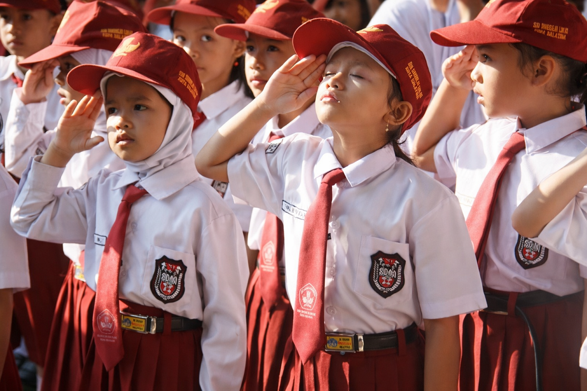 Ilustrasi. Siswa mengikuti upacara bendera di sekolah sebagai bagian dari penerapan aturan upacara terbaru tahun 2026.