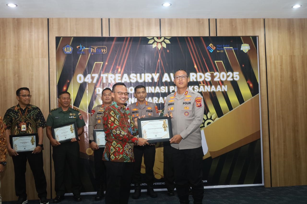 PENGHARGAAN: Kapolres PPU, AKBP Andreas Alek Danantara saat menerima penghargaan pada 047 Treasury Awards 2025.