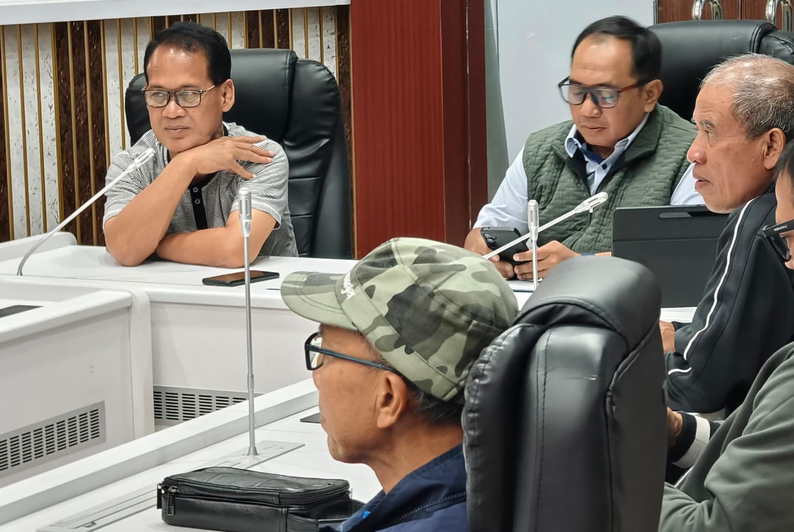 PERTEMUAN: Bapopsi dan Dispopar Bontang duduk bersama membahas persiapan sebagai tuan rumah Popda 2027. FOTO: ADIEL KUNDHARA/KP