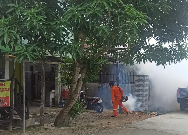 LAWAN DBD: Pengasapan area yang menjadi titik penyebaran DBD tetap dilakukan oleh Dinas Kesehatan Bontang. FOTO: ADIEL KUNDHARA/KP