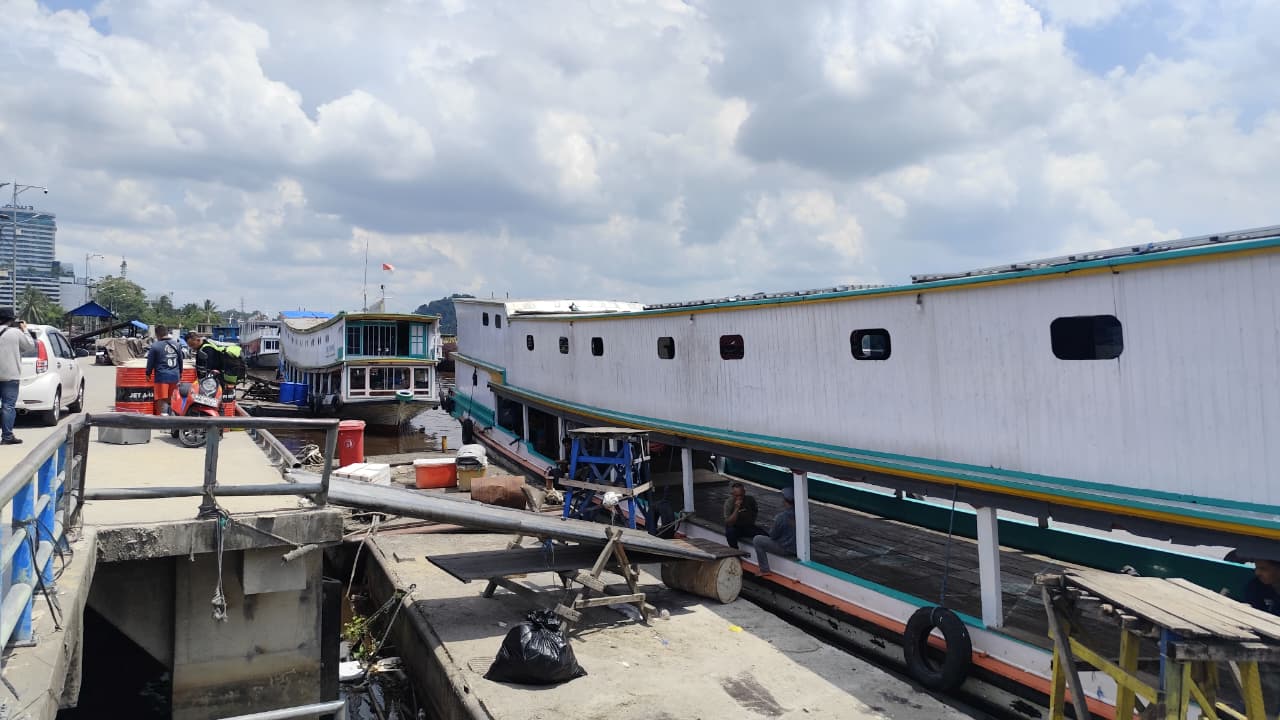 MOGOK: Beberapa kapal angkutan terlihat bersandar di dermaga Mahakam Ulu, Kecamatan Sungai Kunjang dan tidak beroperasi karena tak bisa beli BBM berbubsidi, Selasa (27/1).