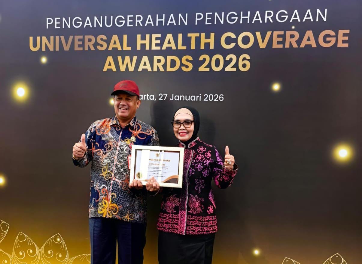 Wali Kota Bontang Neni Moerniaeni (kanan) dan Bachtiar Mabe menerima penghargaan UHC Award. (FOTO ADIEL KUNDHARA/KP)