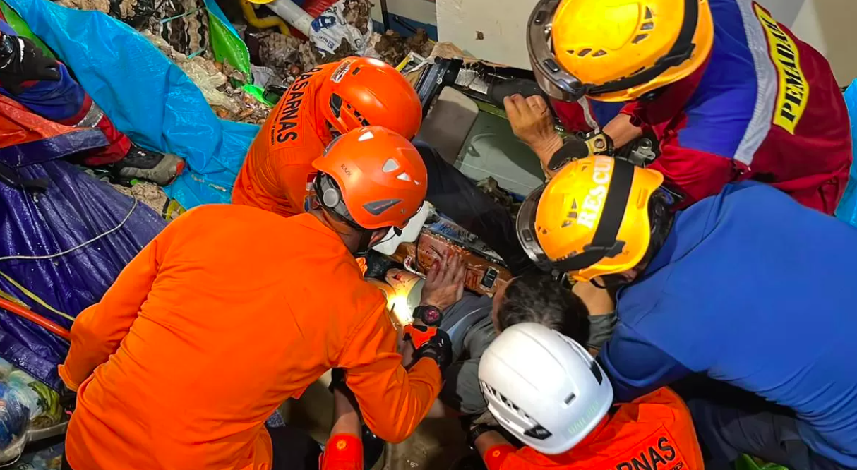 Evakuasi korban meninggal akibat terjepit muatan dalam insiden kapal feri miring di Pelabuhan Semayang. (Ist)