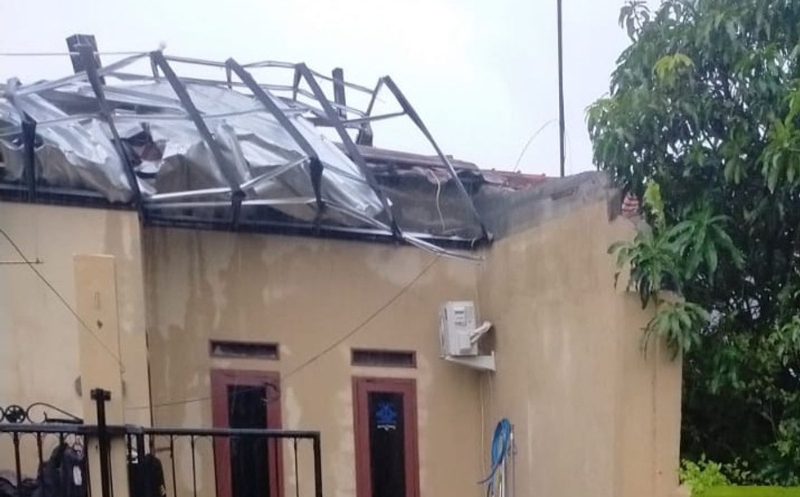 Atap rumah warga di kawasan Cilincing, Jakarta Utara, rusak parah akibat terjangan angin kencang, Senin (26/1/2026) dini hari. (Foto ist)