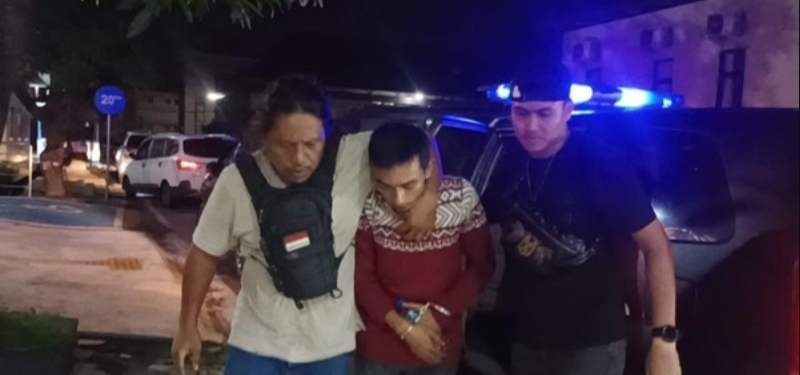 Anak kandung korban yang diduga menjadi pelaku pembakaran saat diamankan aparat Polda NTB. (Foto ist)