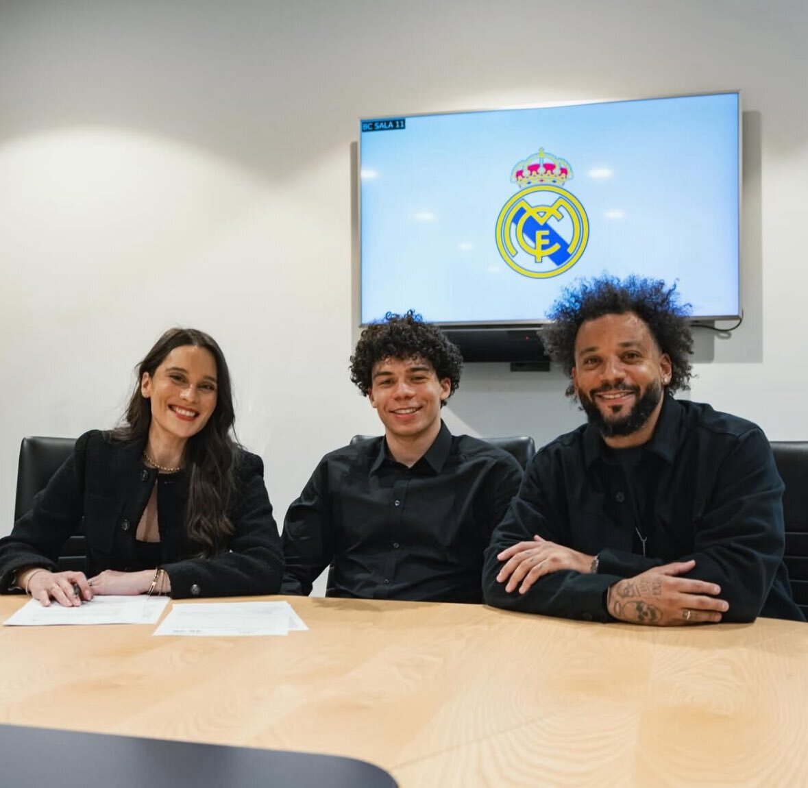 Marcelo (kanan) dan istrinya, Clarice Alves, mendampingi Enzo Alves meneken kontrak profesional sebagai pemain Real Madrid kemarin (27/1).