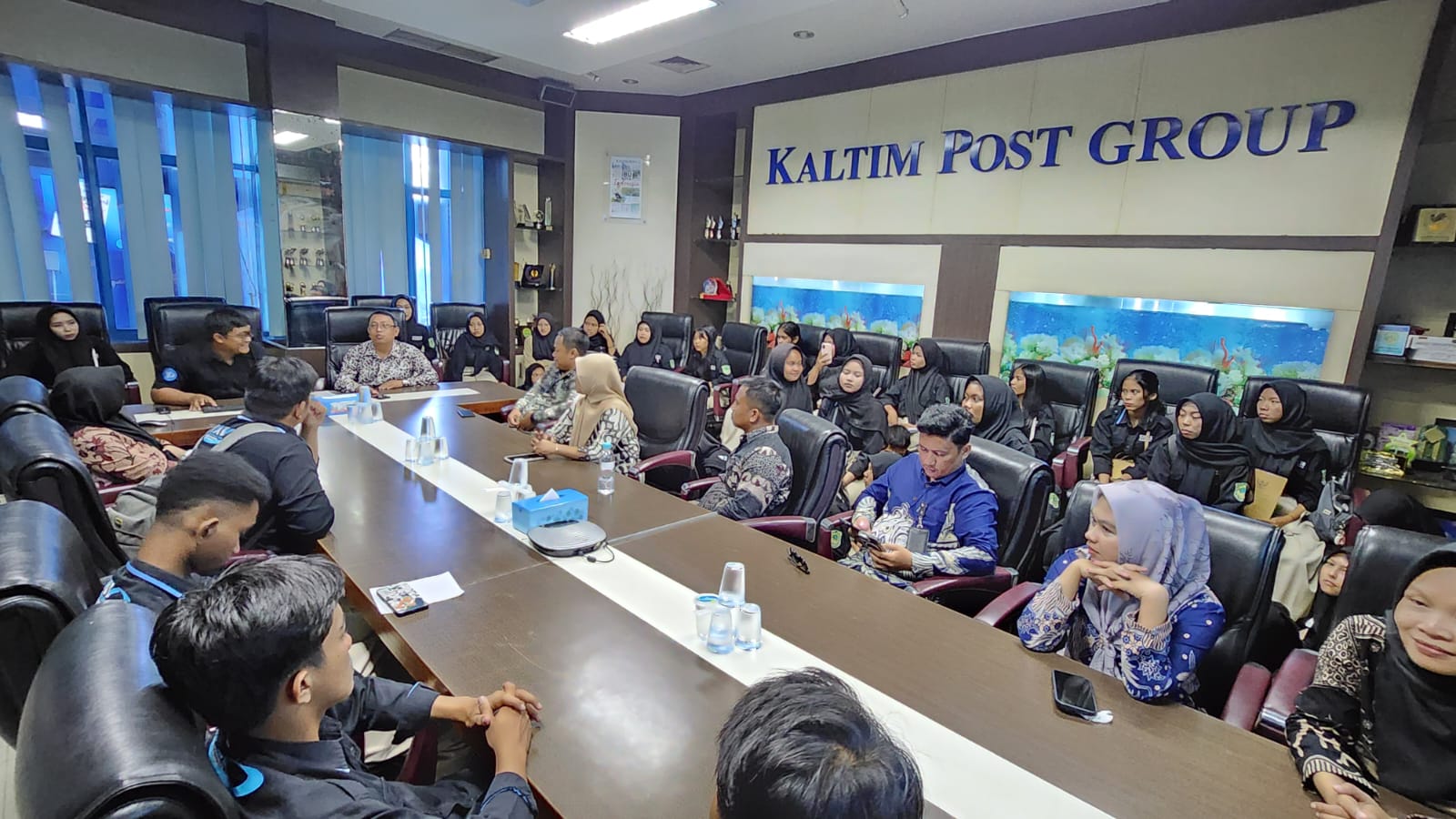 PENGALAMAN: Para siswa SMK 19 Samarinda antusias mendengarkan paparan dari Nugroho Pandu Cahyo terkait pekerjaan di media cetak.