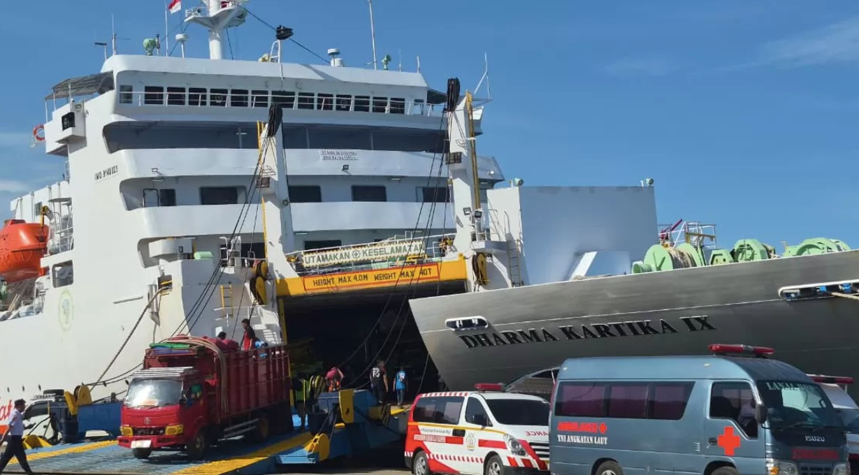 Kapal yang alami insiden miring di Pelabuhan Semayang Balikpapan. (Foto: Fredi KPFM)