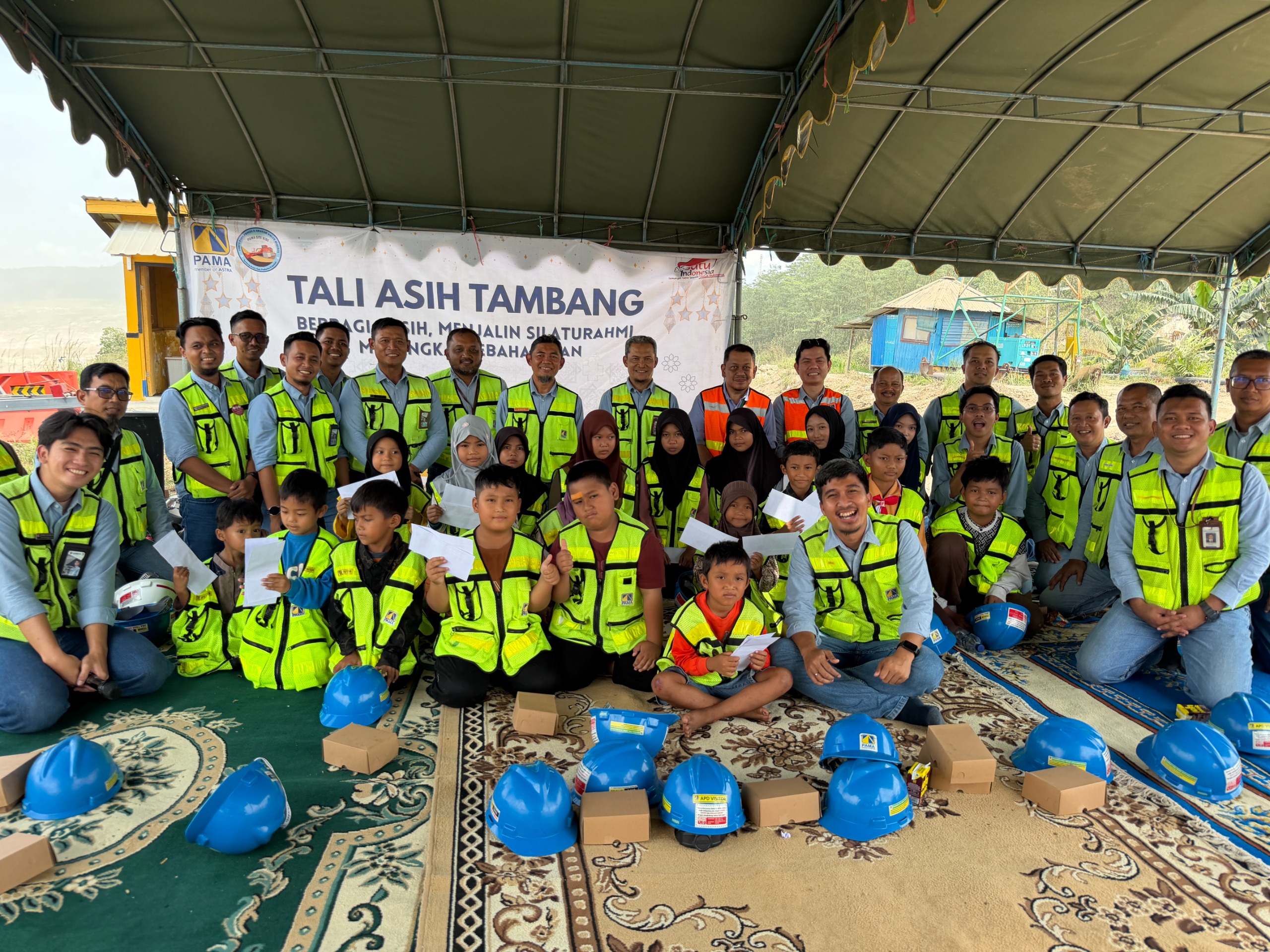 PT Pamapersada Nusantara Distrik Kideco menyalurkan CSR berupa santunan bagi anak-anak Yatim Piatu di Desa Batu Kajang, Sabtu (24/1/2026).
