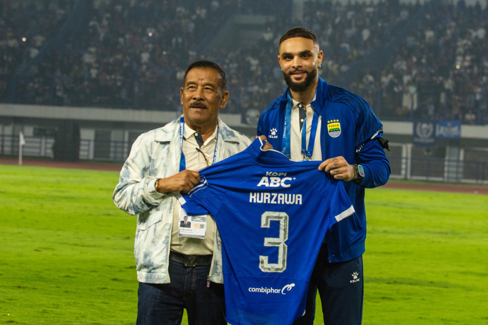 Persib Bandung memperkenalkan dua rekrutan anyar, Layvin Kurzawa kepada Bobotoh di Stadion Gelora Bandung Lautan Api (GBLA).