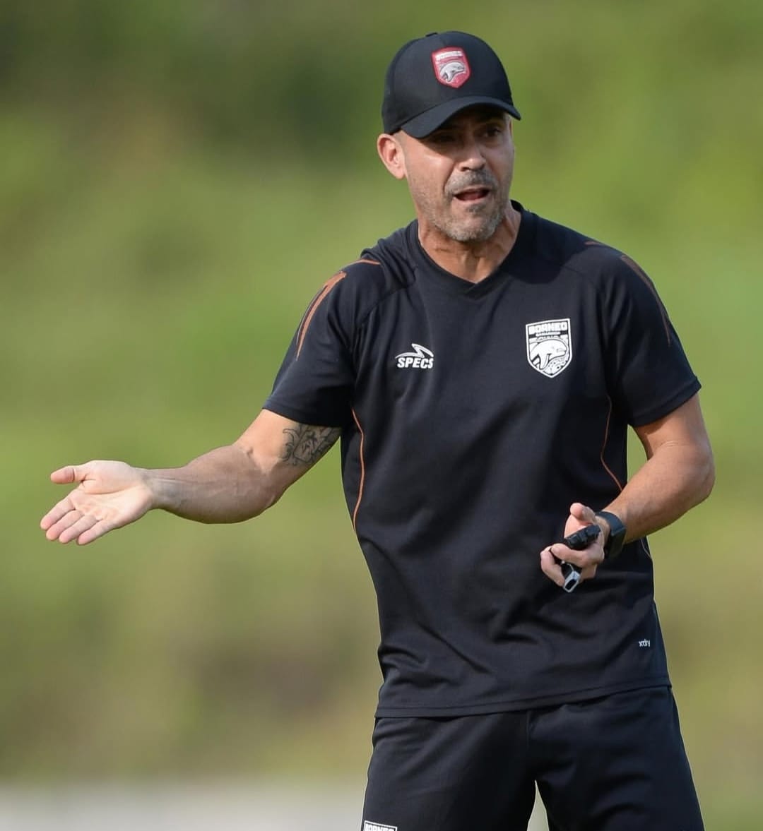 WAJIB MAKSIMAL: Fabio Lefundes memimpin sesi latihan Borneo FC, Senin (26/1). (BORNEO FC)