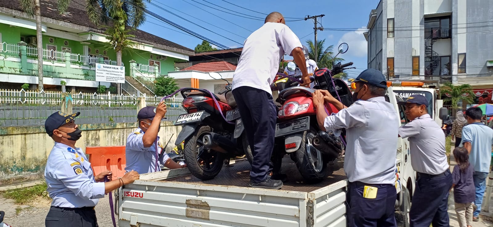 DEREK: Petugas Seksi Daltib Dishub Samarinda menderek tiga kendaraan roda dua yang terjaring parkir liar saat penertiban di Jalan PMI depan RSUD AW Sjahranie, Senin (26/1). (Dishub Samarinda)