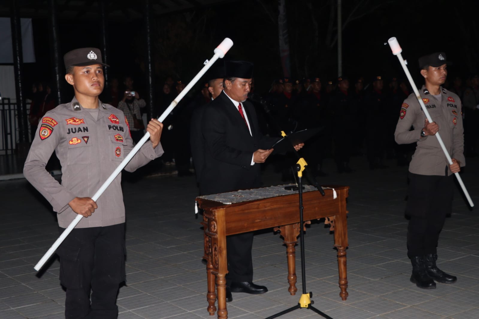 Upacara kehormatan dan renungan suci memperingati peristiwa perjuangan Merah Putih Sangasanga ke-79, berlangsung di Taman Makam Pahlawan Wadah Batuah, Selasa (27/1/2026) malam.