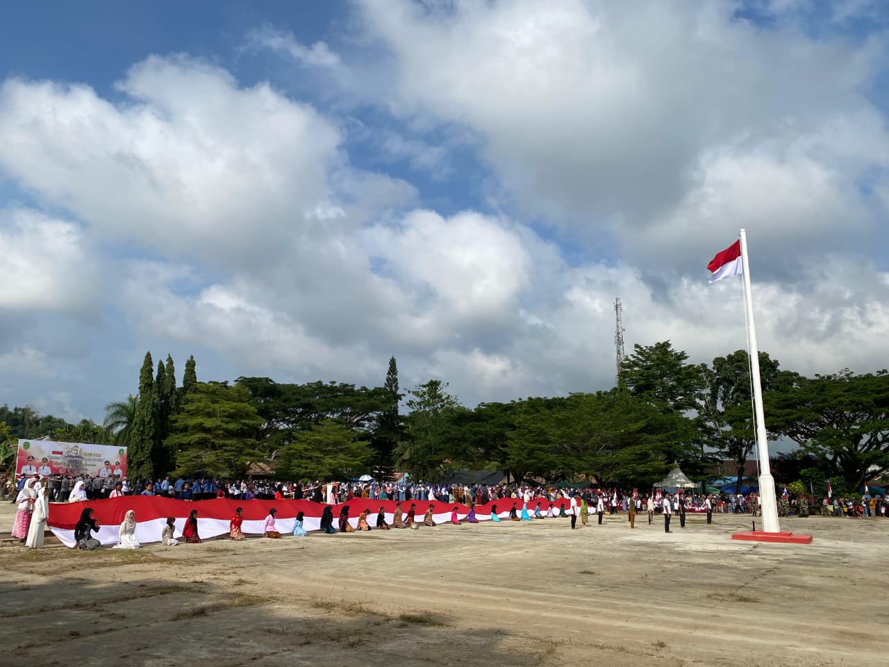 MERIAH: Penampilan operet merah putih tampak begitu apik disajikan usai upacara.