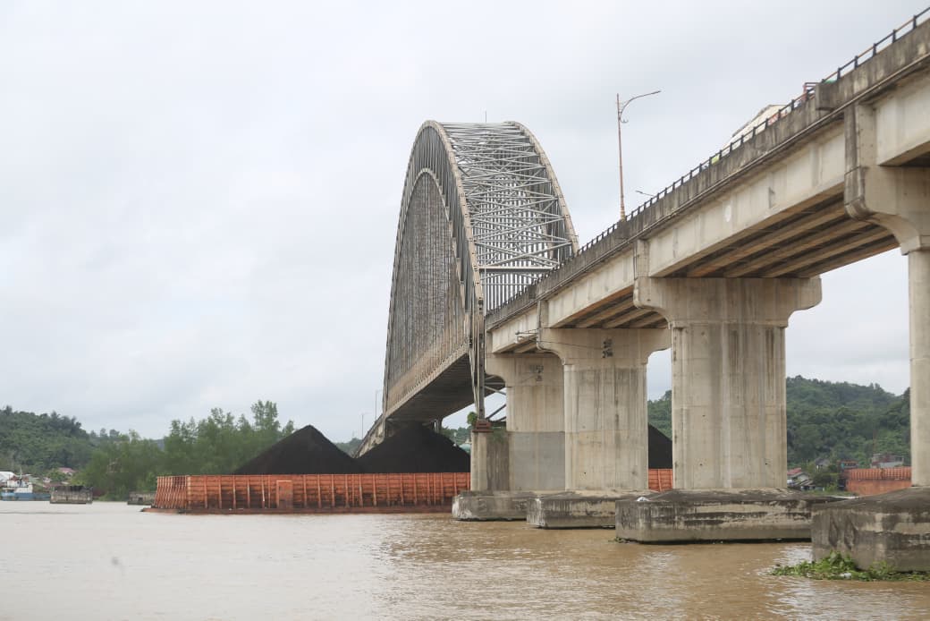 PENGAWASAN: Jembatan Mahulu menjadi fokus pengawasan KSOP Kelas I Samarinda guna memastikan keselamatan dan kelancaran pelayaran. (RAMA SIHOTANG/KP)