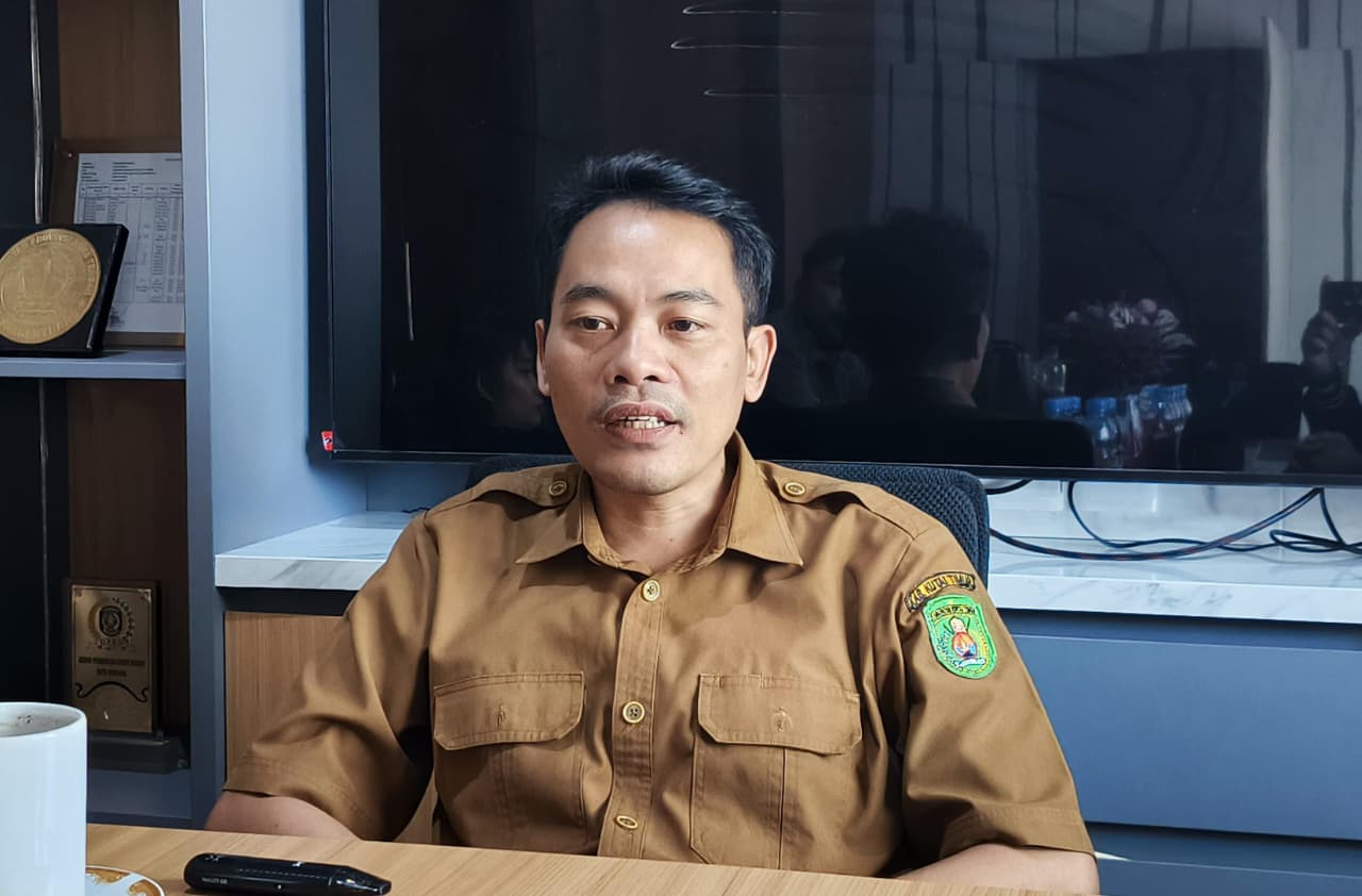 Plt Distransnaker Kutim, Trisno.