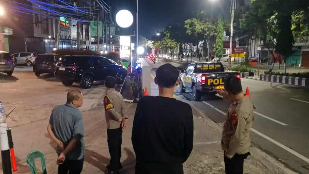 PATROLI MALAM: Personel SPKT Polda Kaltim melakukan patroli malam di kawasan Hotel Seven Six Balikpapan.