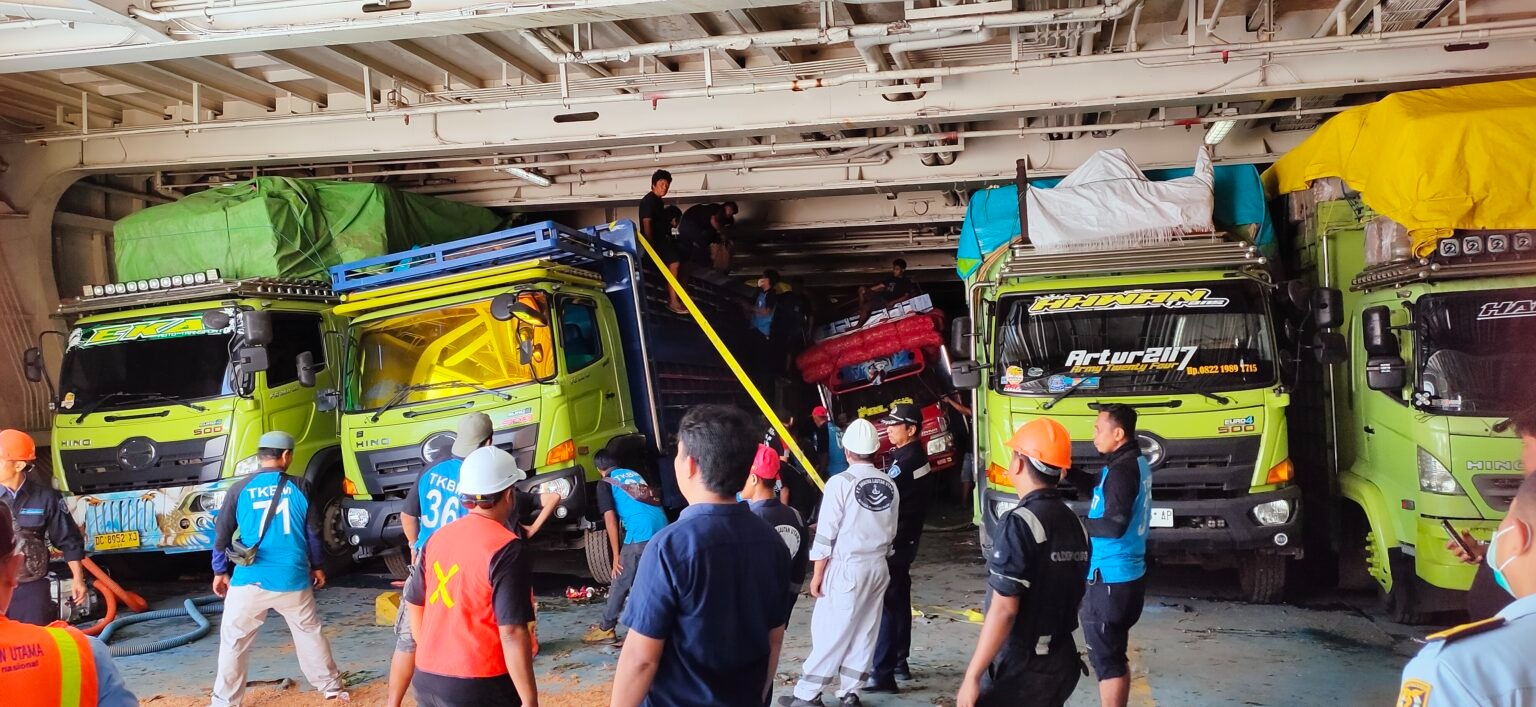 KAPAL MIRING: Kapal feri Dharma Kartika IX dari Pare-Pare mengalami kondisi miring kurang lebih 5 derajat ketika sandar di Pelabuhan Semayang Balikpapan.