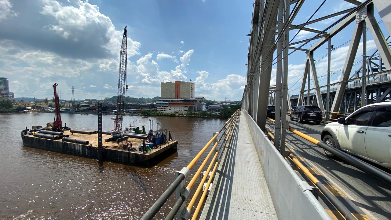 Perbaikan fender Jembatan Mahakam I Samarinda pasca dihantam tongkang bermuatan batu bara pada April 2025 lalu. (FOTO/RAMA SITOHANG)