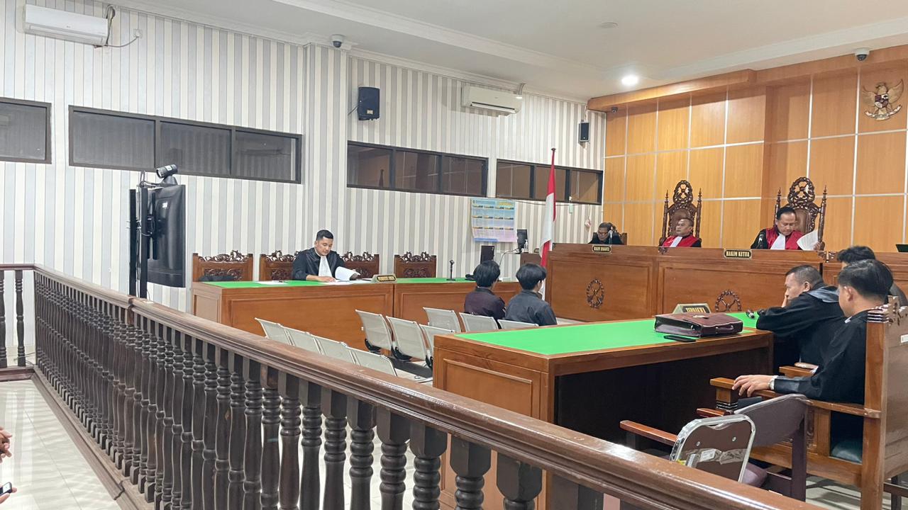 Sidang dugaan perakitan molotov yang menyeret empat mahasiswa di Samarinda, Selasa (27/1/2026). (Bayu/KP)