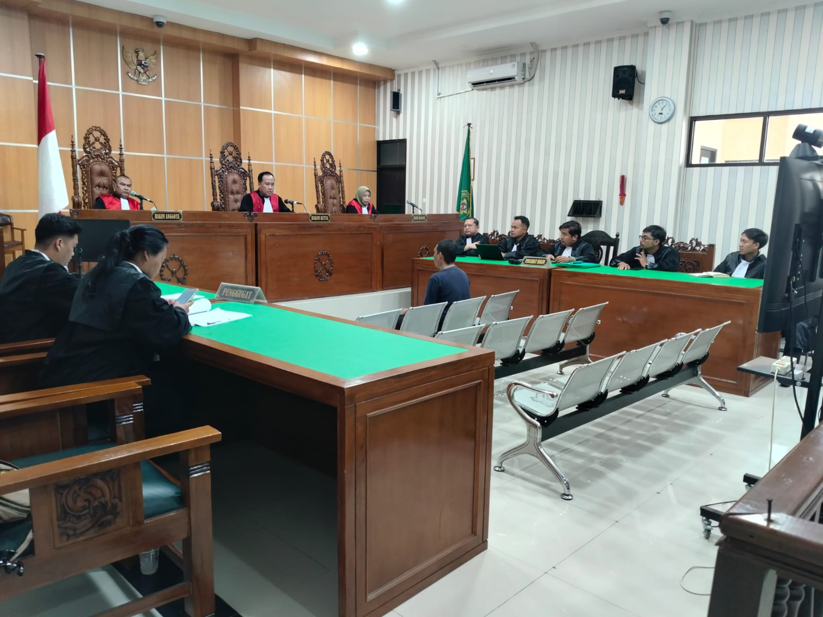 Sidang pembacaan tanggapan jaksa atas eksepsi dalam perkara dugaan perakitan molotov di Pengadilan Negeri Samarinda, Selasa (27/1/2026). (Bayu/KP)