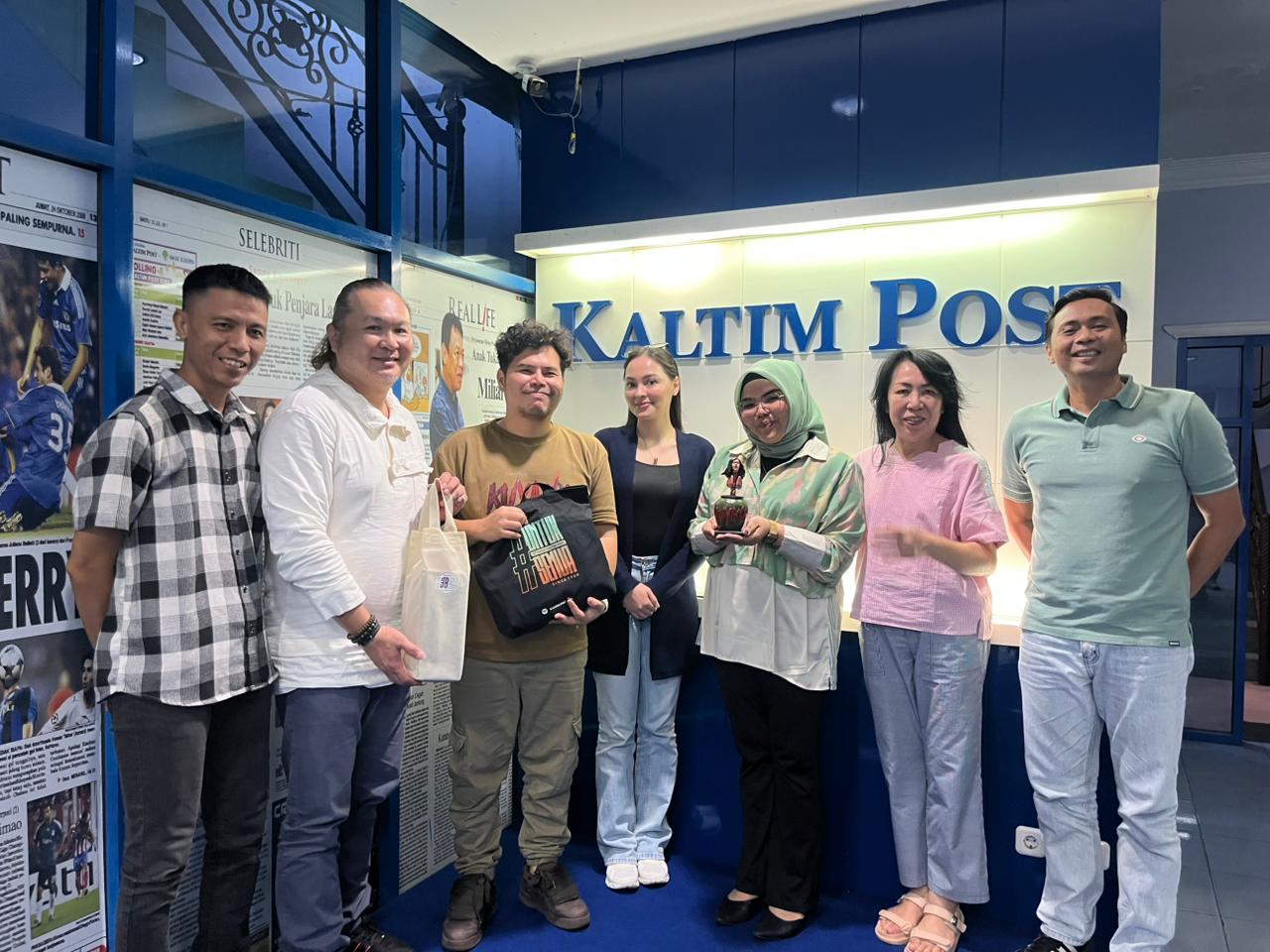 KULTUR ETNIS: Sutradara dan sejumlah pemain film &lsquo;Kuyank&rsquo; menyambangi kantor Kaltim Post Samarinda, Selasa (27/1).