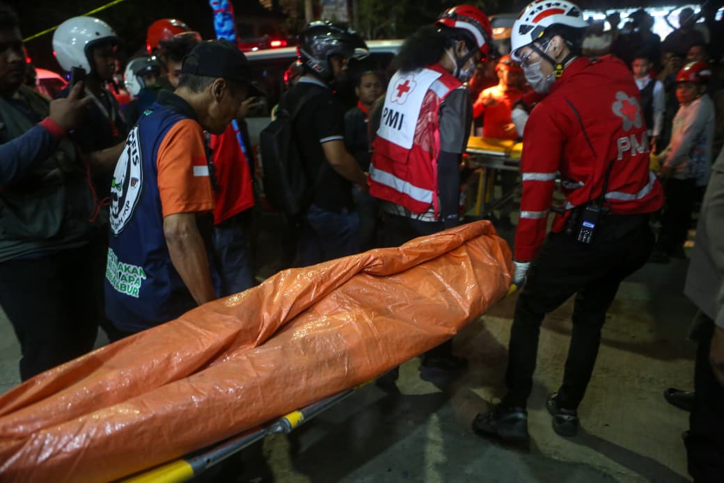 MELEDAK: Petugas Inafis Polresta Samarinda bersama PMI mengevakuasi jenazah korban meninggal dunia akibat insiden ledakan tabung gas di Jalan Ir Sutami, Karang Asam Ulu, Sungai Kunjang.