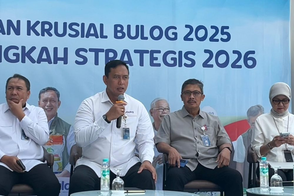 CAPAIAN: Ahmad Rizal Ramdhani, dirut Perum Bulog (pegang mik) saat konferensi pers terkait capaian lembaganya dalam penyediaan pangan nasional.