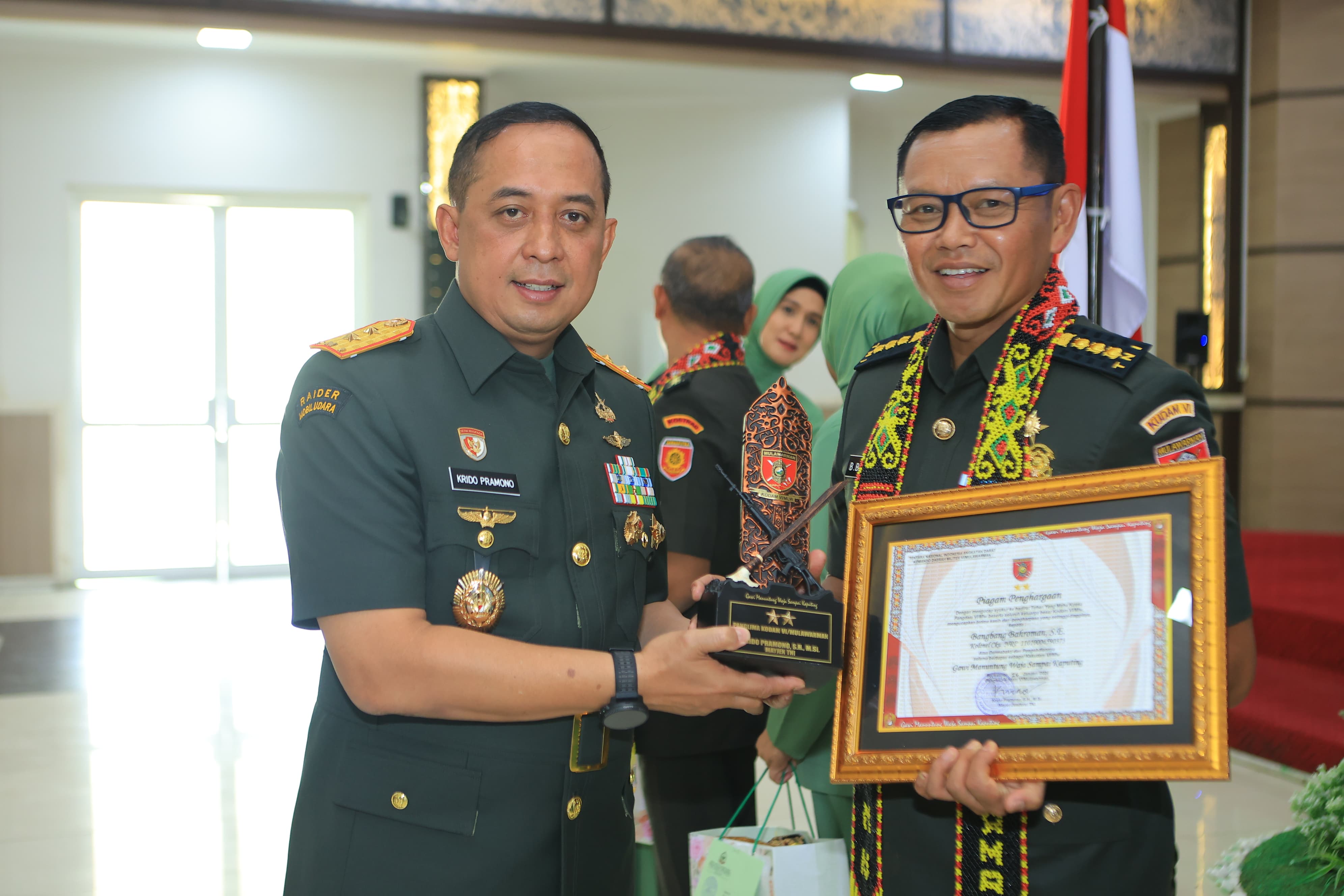 Mayjen Krido Pramono (kiri) saat sertijab pejabat Kodam VI/Mulawarman di Balikpapan, Senin (26/1).