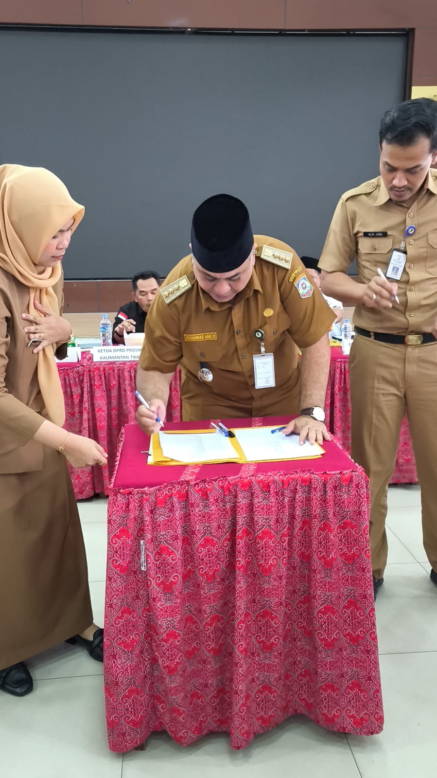 Camat Balikpapan Selatan Muhammad Hakim menandatangani berita acara musrenbang Bersama Kabis Penelitian dan Pengembangan, Alih Janu Putra.
