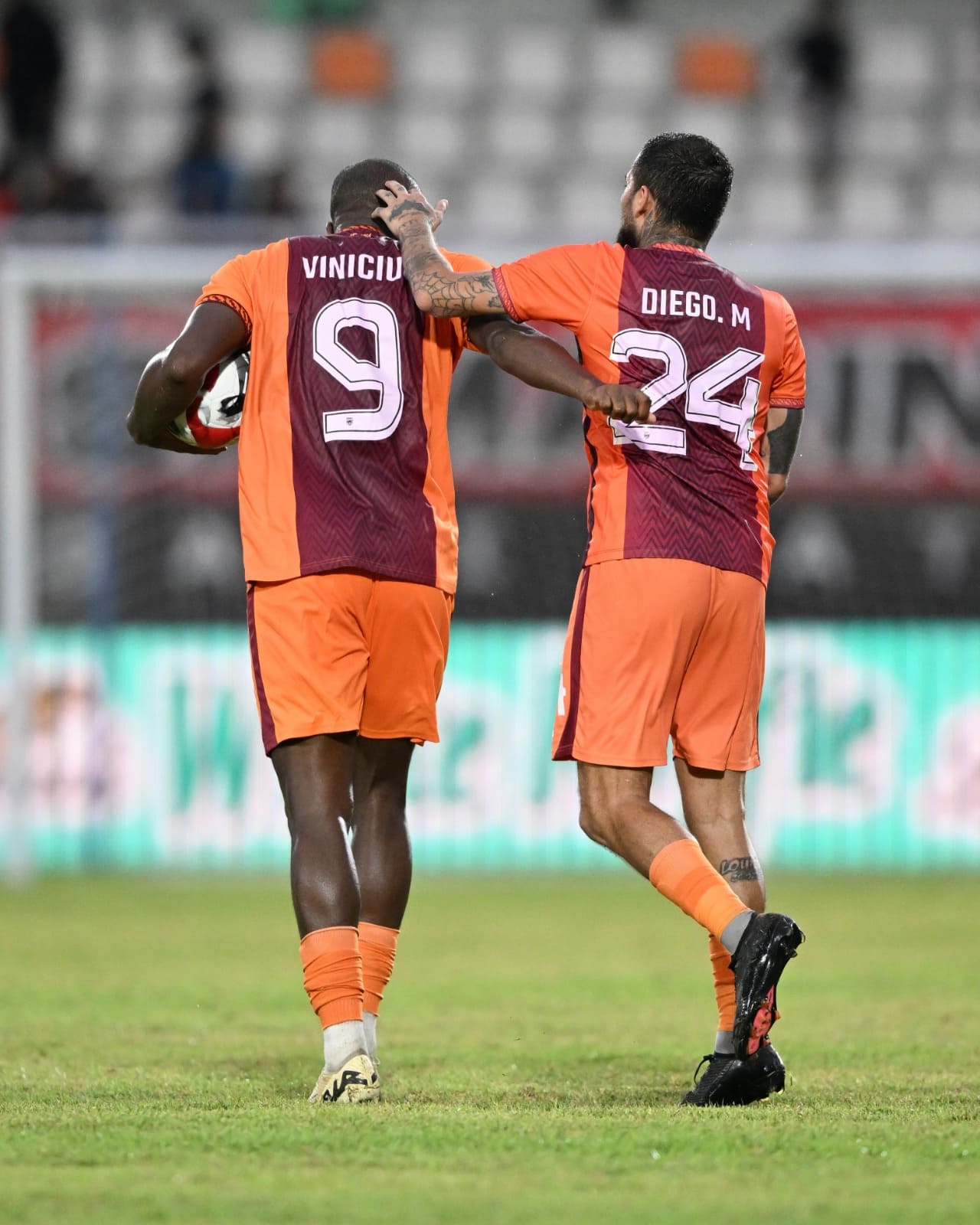 Joel Vinicius (kiri) dikabarkan pindah ke Arema FC. (BORNEO FC MEDIA)