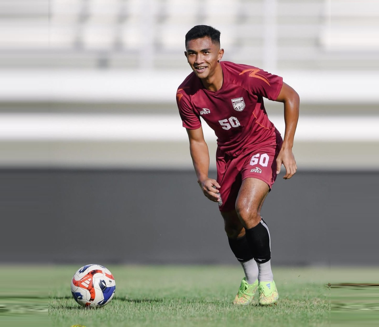 Gelandang Borneo FC, Rivaldo Pakpahan, menjadi kunci keseimbangan lini tengah Pesut Etam dalam persaingan papan atas Super League musim ini.