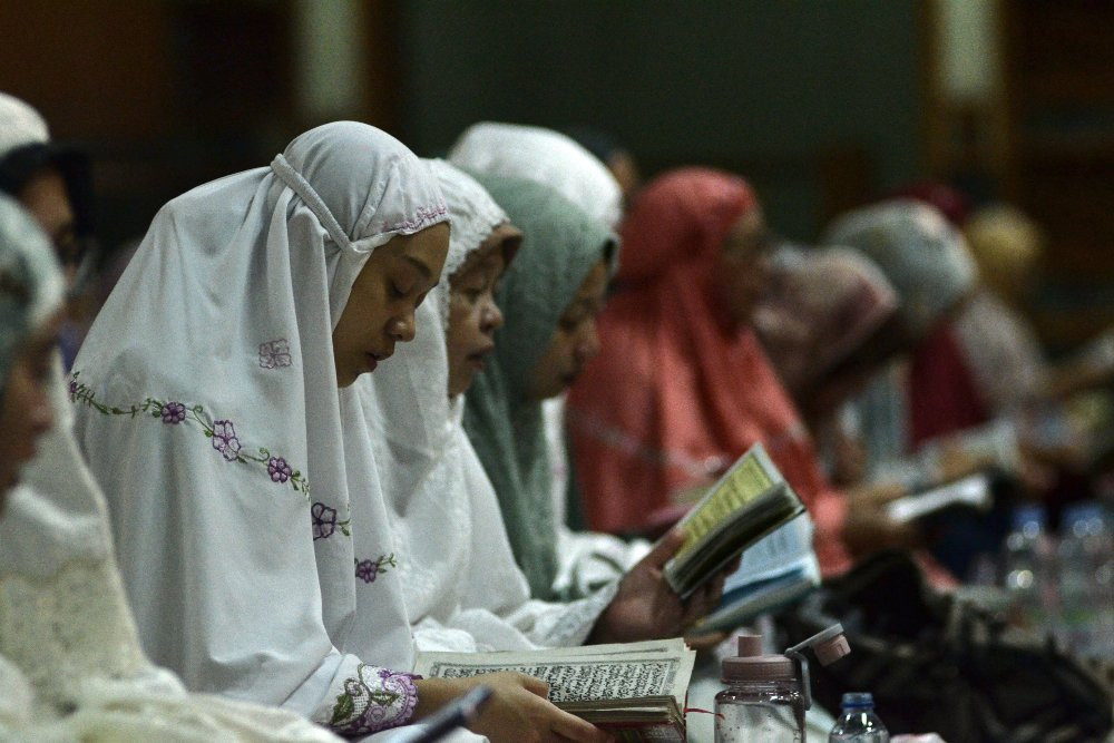 RAMADAN: Muslimah saat mengisi Ramadan dengan membaca kitab suci Al-Qur
