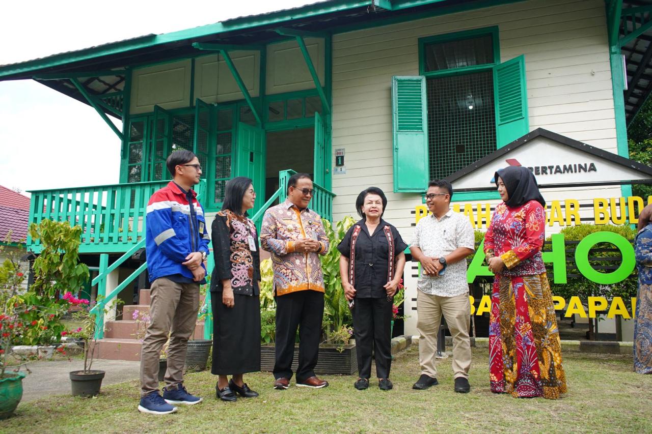 JAGA WARISAN: Manajemen KPI Unit Balikpapan menemani Ketum Ikatan Adhyaksa Dharmakarini Sruning Burhanuddin berkunjung di Rumah Cagar Budaya Dahor, didampingi Wawali Balikpapan Bagus Susetyo.