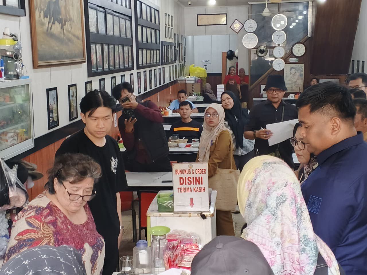 PENGAWASAN: Rombongan Komisi II DPRD dan instansi teknis sidak ke salah satu restoran untuk memastikan pajak yang harus disetor ke daerah tepat waktu, tanpa kebocoran sehingga menambah pundi-pundi PAD