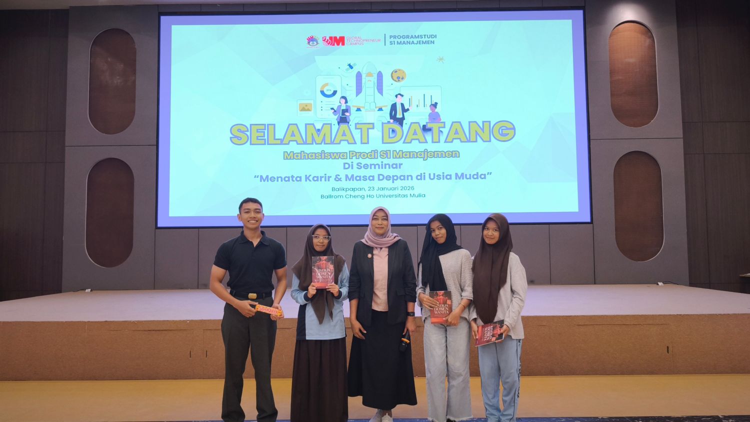 ABADIKAN MOMEN: Ketua Program Studi Manajemen Universitas Mulia, Dr. Pudjiati (tengah) berfoto bersama mahasiswa peserta seminar yang menerima cenderamata atas keaktifan mereka dalam sesi tanya jawab.