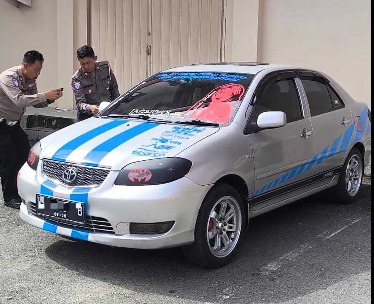 DIAMANKAN: Kendaraan yang diduga menabrak pengendara sepeda motor di Jalan Ir H Juanda, Kamis (28/1/2026) pagi telah dibawa ke Mapolres Bontang. FOTO: ADIEL KUNDHARA/KP