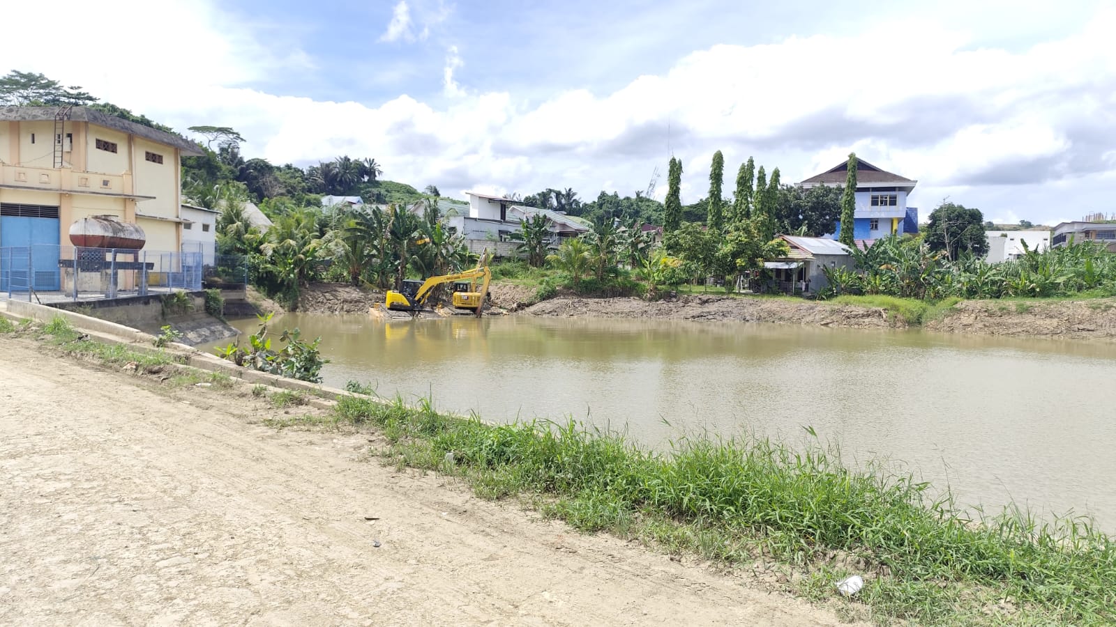 BENAHI: Tim Swakelola atau Hantu Banyu mengeruk sedimentasi di polder Gang Indra Kecamatan Samarinda Ulu, beberapa waktu lalu sebagai upaya pengendalian banjir.