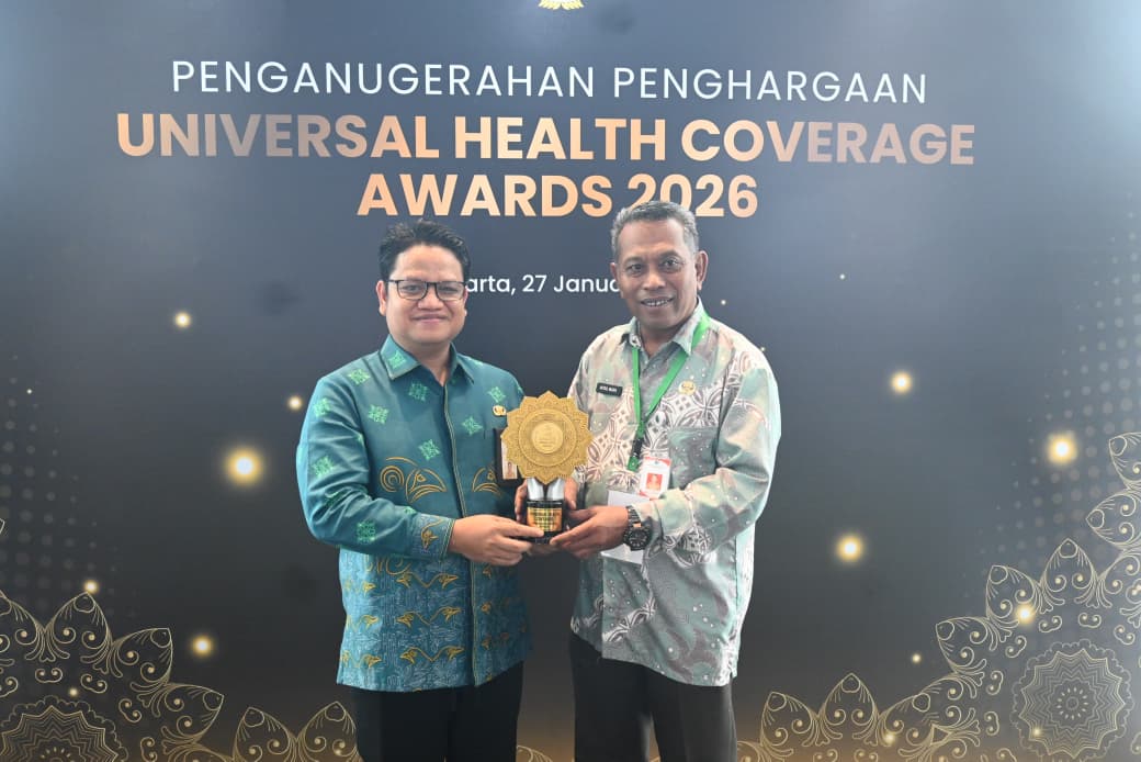 BANGGA: Pemkab Paser saat menerima penghargaan UHC Awards di Jakarta, Selasa (27/1/2026).