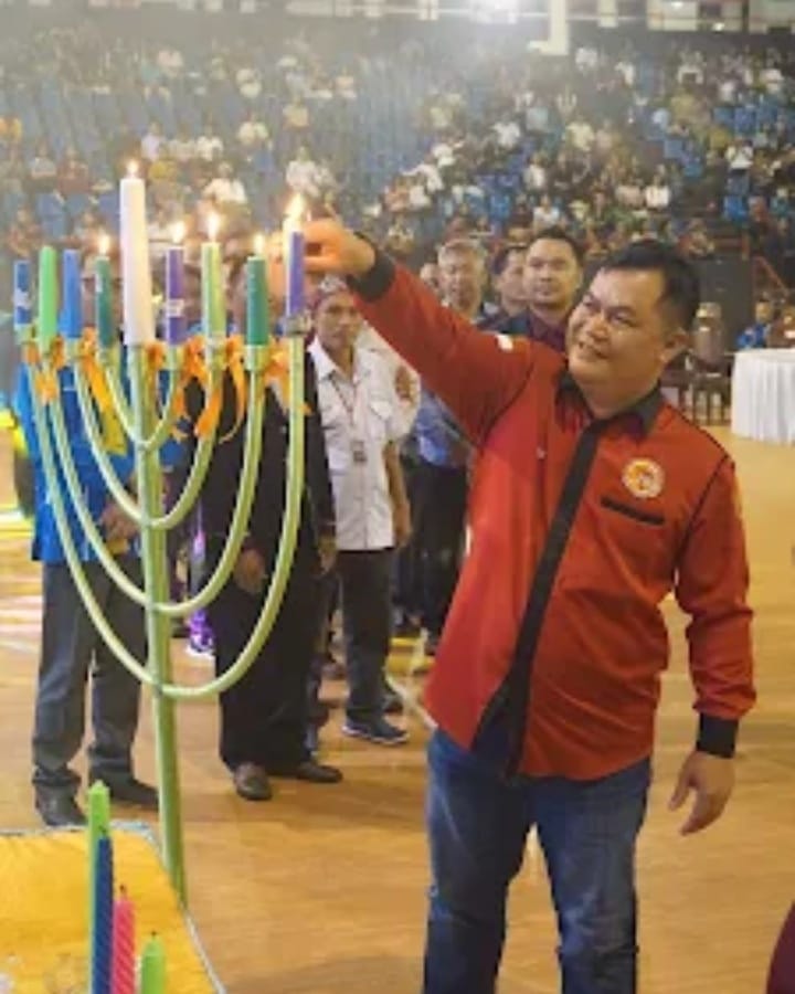 Penyalaan lilin Natal oleh Ketua DPP TGM Alsiyus pada Perayaan Natal bersama.