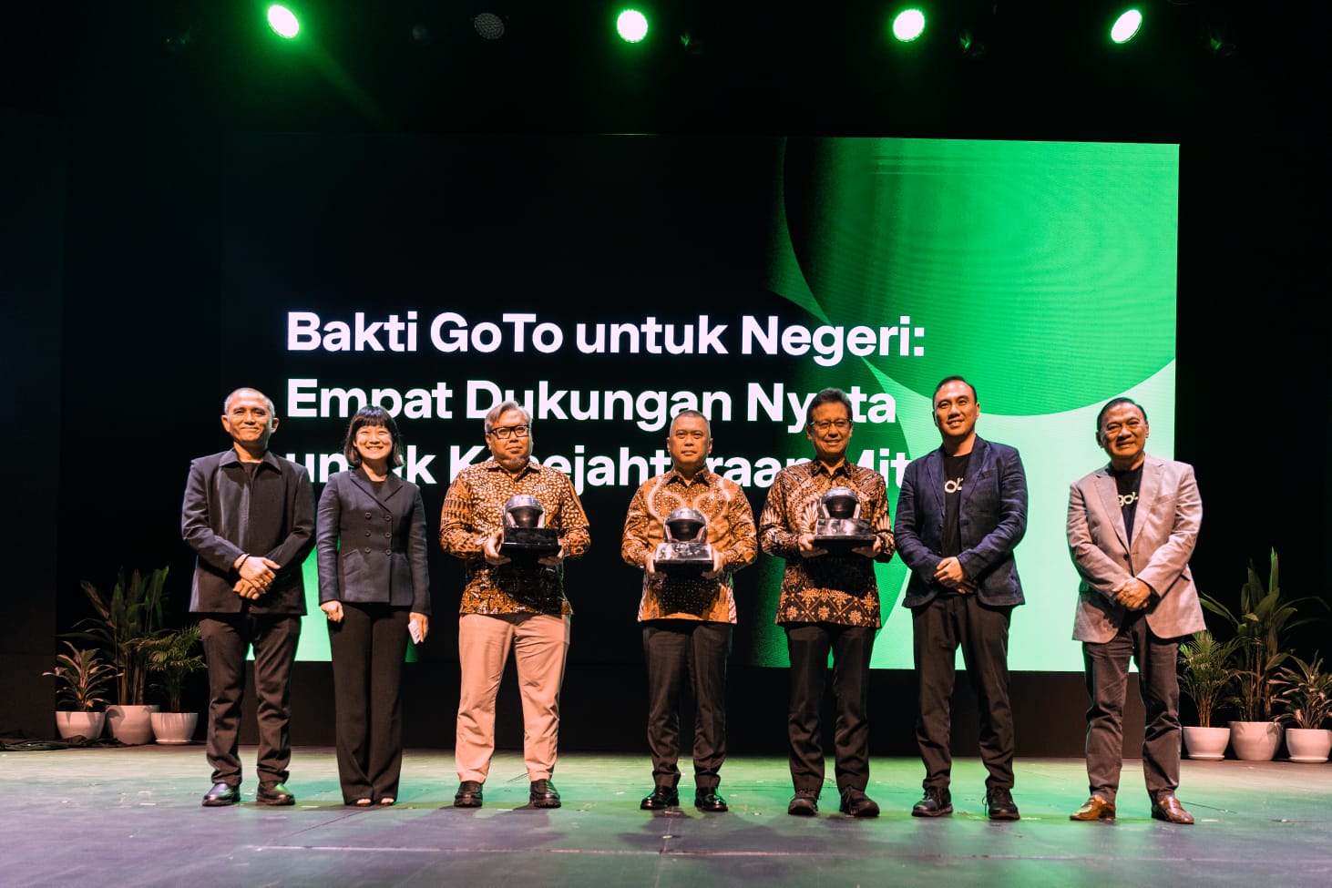DUKUNGAN PENUH : Hans Patuwo (dua kanan) bersama Menteri Kesehatan Budi Gunadi Sadikin, Menteri Perhubungan Dudy Purwagandhi, dan Deputi Bidang Usaha Kecil, Kementerian UMKM Temmy Satya Permana.