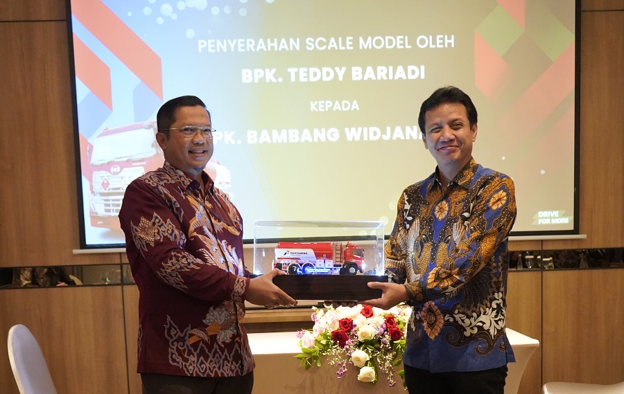 SINERGI: Chief Executive Astra UD Trucks Bambang Widjanarko mnerima cendera mata dari pihak Pertamina.