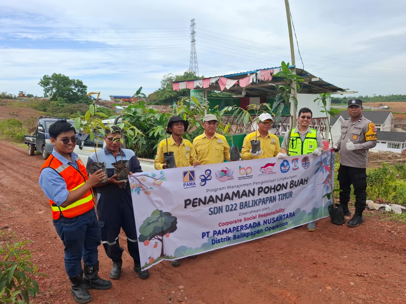 Selain kawasan pesisir, program CSR PAMA BPOP juga menyasar penanaman pohon buah di lingkungan darat.