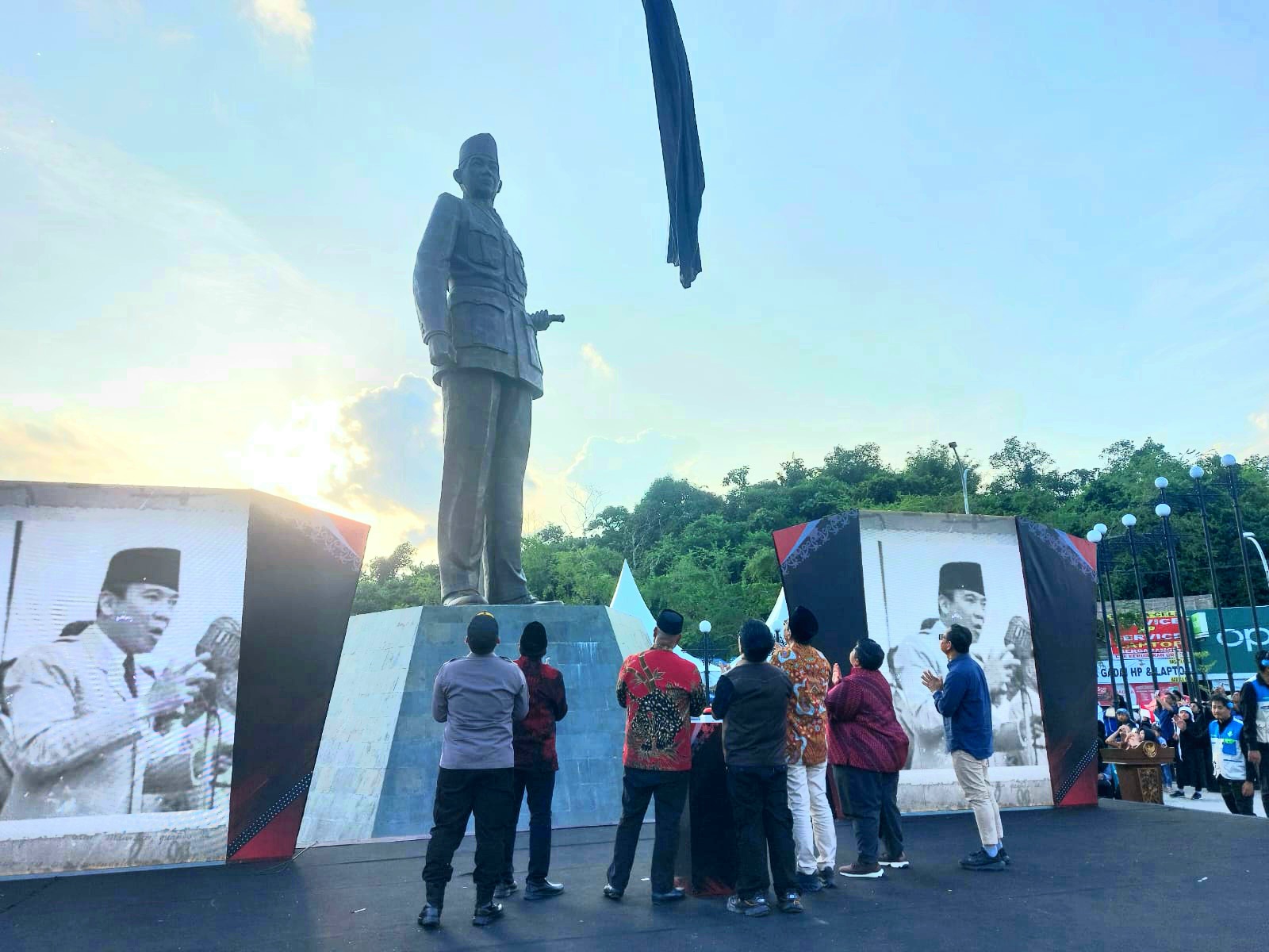 Patung Bung Karno setinggi 12,5 meter di Ruang Terbuka Hijau Sangasanga, Kutai Kartanegara, Selasa (27/1/2026), disaksikan jajaran pejabat daerah dan tamu undangan.