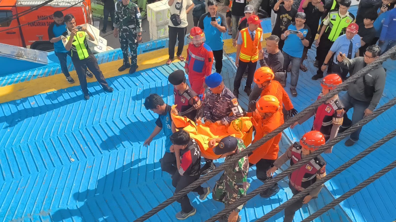 Insiden KM Dharma Kartika IX miring membuat tiga nyawa melayang karena tertimpa muatan logistik.