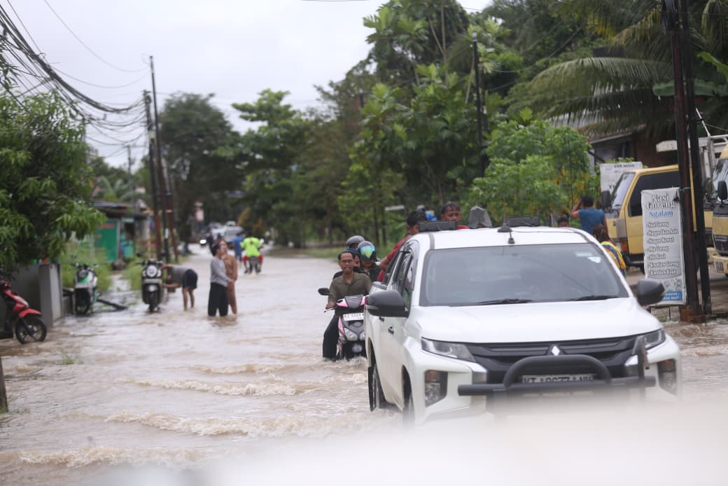 CUACA EKSTREM: Banjir menggenangi 29 ruas jalan di Samarinda usai hujan lebat, Rabu (28/1). (RAMA SIHOTANG/KP)