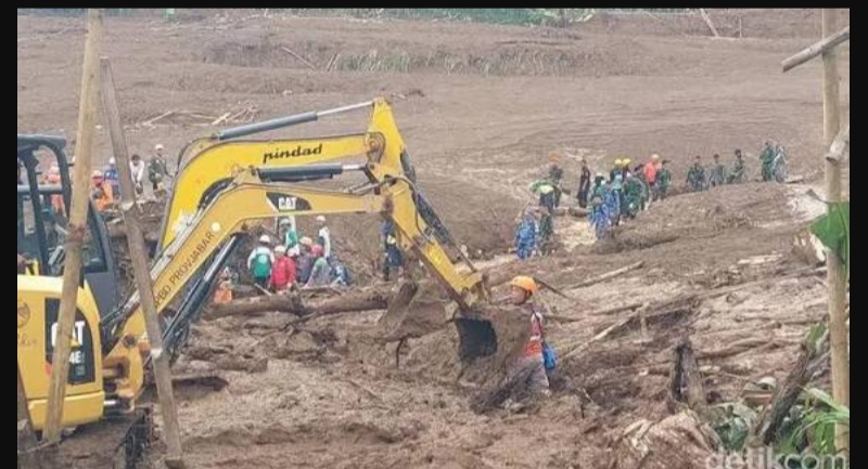 Tim SAR gabungan dibantu alat berat mengevakuasi korban bencana longsor di kawasan Cisarua, Kabupaten Bandung Barat, Jawa Barat, Rabu (28/1/2026). (Foto detik.com)