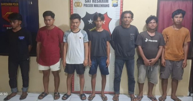 Petugas kepolisian memperlihatkan tujuh pemuda yang diamankan di Polsek Walenrang, Kabupaten Luwu, Sulawesi Selatan. (Foto ist)