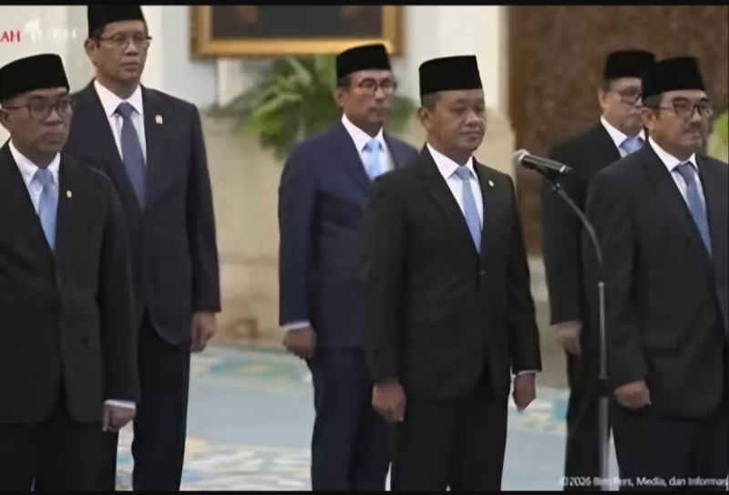 Presiden Prabowo Subianto melantik dan mengambil sumpah jabatan anggota Dewan Energi Nasional (DEN) periode 2026&ndash;2030 di Istana Kepresidenan Jakarta, Rabu (28/1/2026). (Foto tangkapan layar)