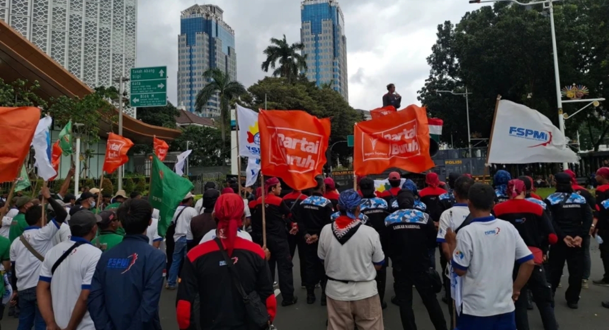 Ribuan buruh menggelar aksi unjuk rasa di kawasan Patung Kuda, Jakarta Pusat, menuntut revisi upah minimum DKI Jakarta dan Jawa Barat serta penghentian PHK massal, Rabu (28/1/2026). (Foto NU online)
